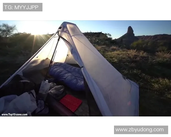 足球明星情侣浪漫海边露营顶帐篷共享甜蜜时光